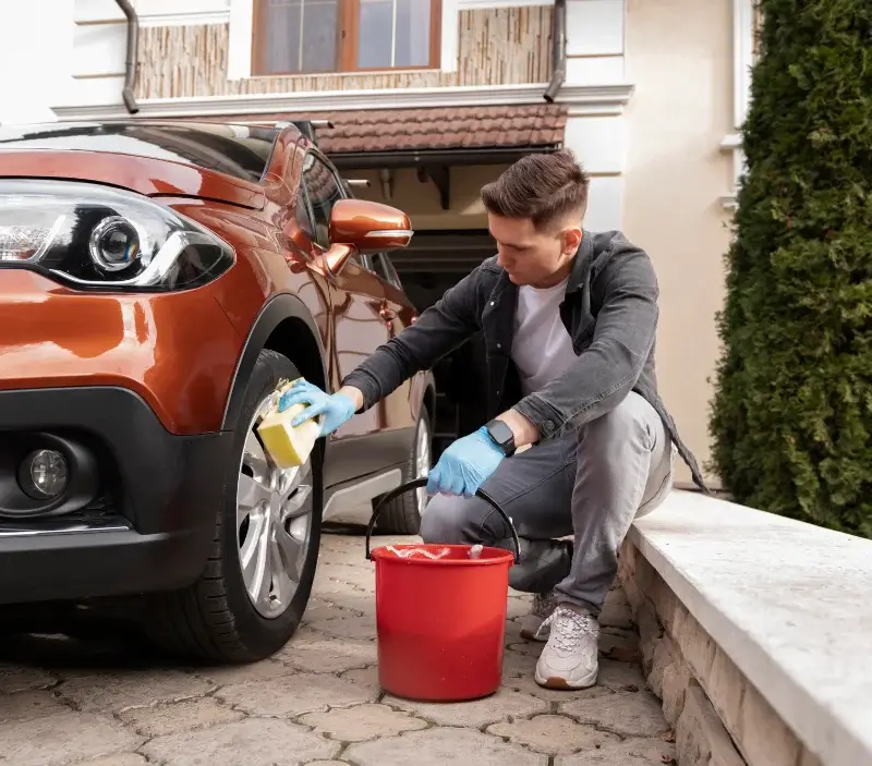 Lavage auto à domicile Cissac-Médoc : professionnel intervenant sur un véhicule